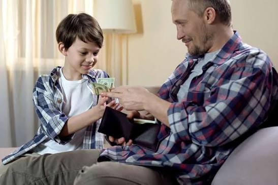 پول توجیبی کودک؛ از چه سنی شروع کنیم و چگونه مدیریت مالی را به فرزندمان یاد بدهیم؟