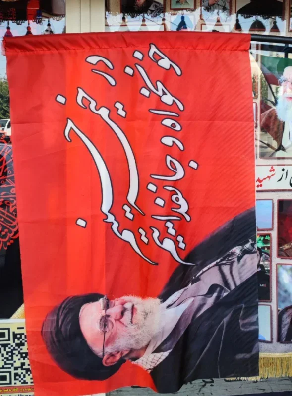 پرچم سردرب در خیمه حسینیم
