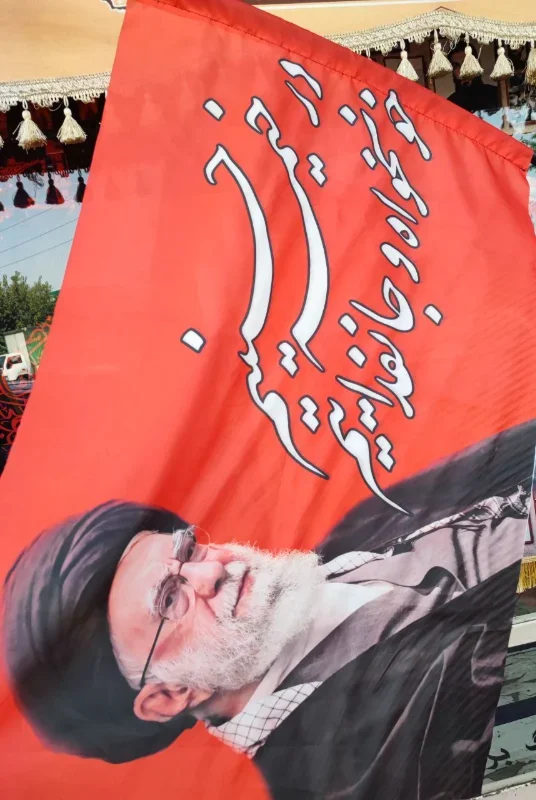 پرچم سردرب در خیمه حسینیم
