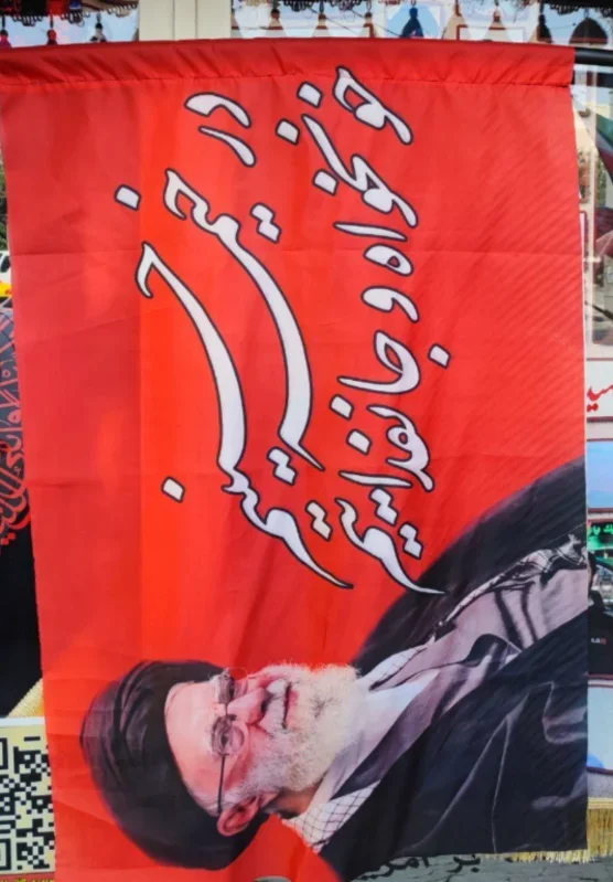 پرچم سردرب در خیمه حسینیم