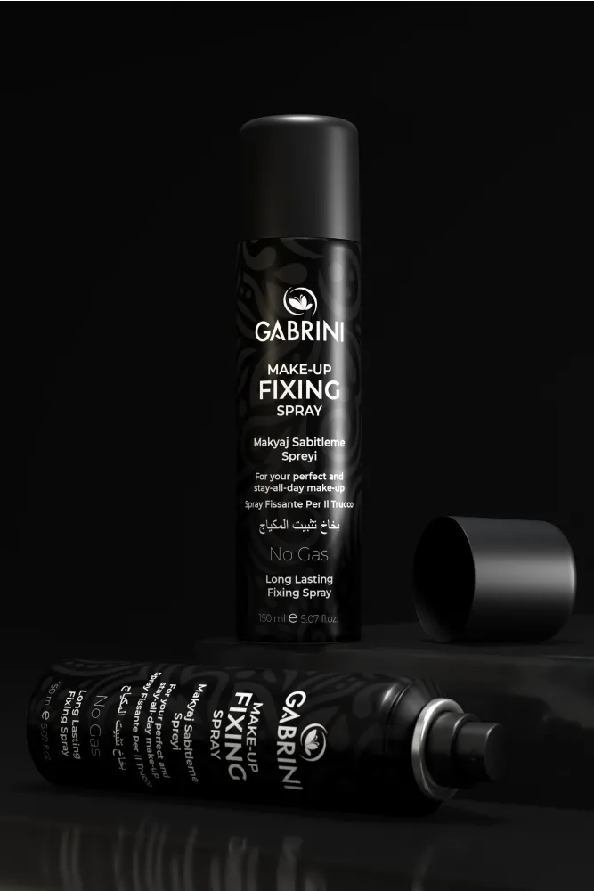 اسپری فیکساتور آرایش گابرینی در بسته‌بندی مشکی؛ یک بطری ایستاده و یک بطری خوابیده کنار درپوش جداشده