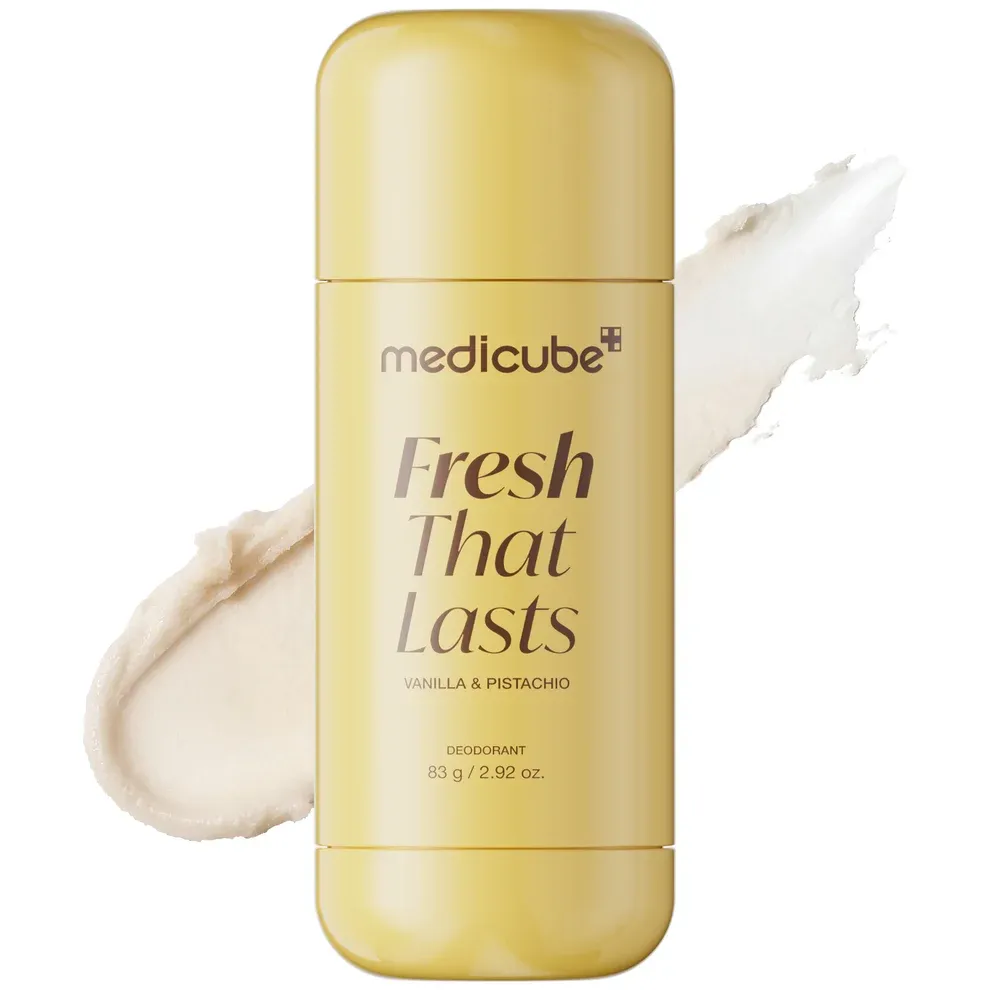 دئودورانت استیکی روشن‌کننده مدیکیوب مدل Fresh That Lasts با بسته‌بندی طلایی، رایحه وانیل و پسته و نمای کرم سفید اطراف محصول