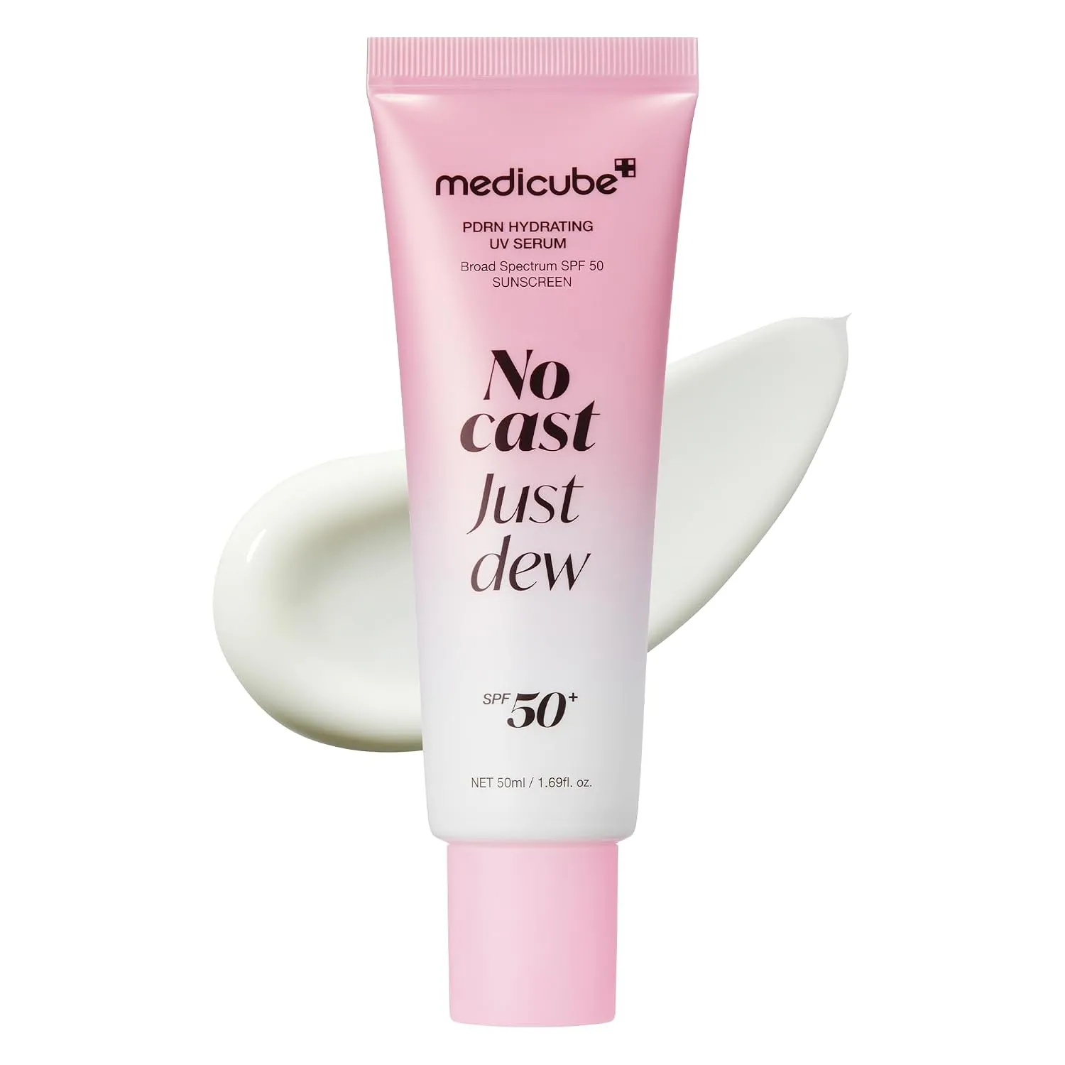 تیوب صورتی سرم ضد آفتاب سبک PDRN مدیکیوب با SPF 50 و عبارت No cast Just deww، در کنار ردی از کرم سفید