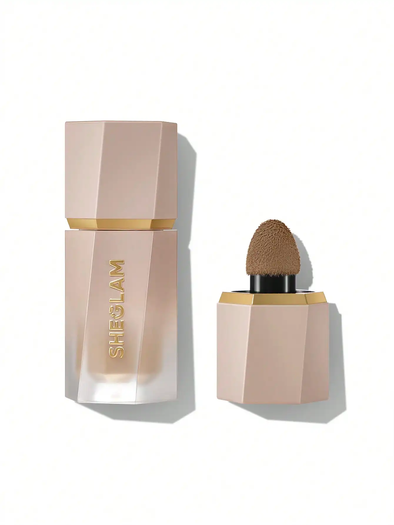 کانتور مایع Sheglam Sun Sculpt با بسته‌بندی بژ طلایی و اپلیکاتور اسفنجی روی پس‌زمینه سفید