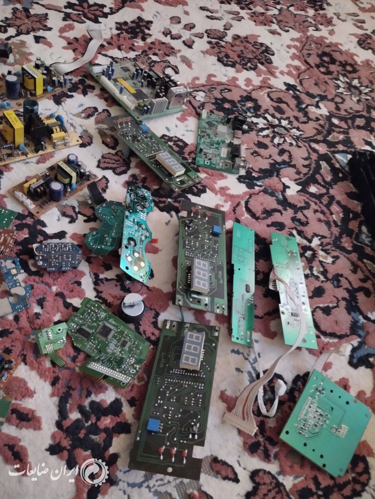 تعدادی برد و وسایل الکترونیک