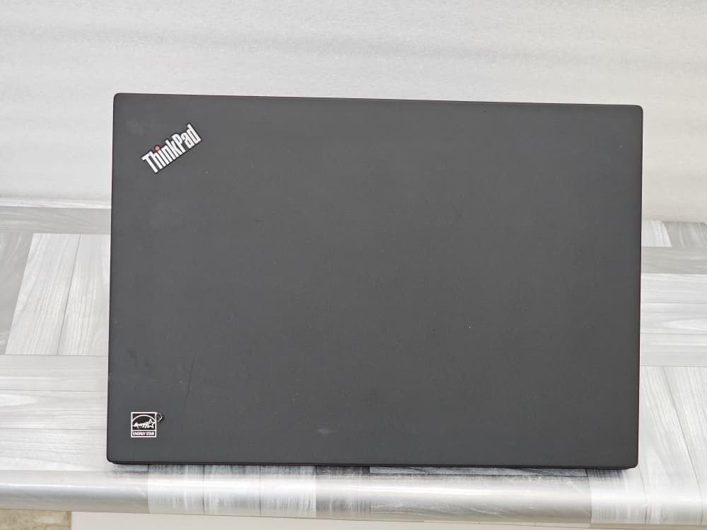 درب مشکی و لوگو ThinkPad لپ تاپ Lenovo ThinkPad T14 Gen 2