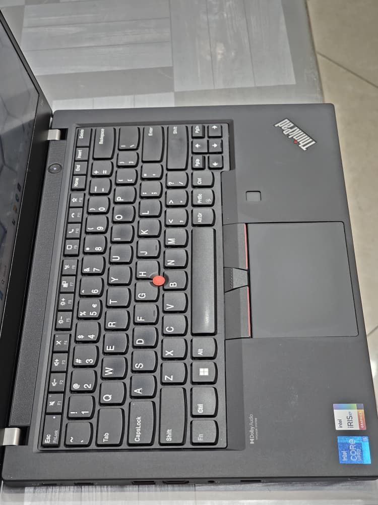 کیبورد و ترک‌پوینت قرمز Lenovo ThinkPad T14 Gen 2 با حسگر اثر انگشت