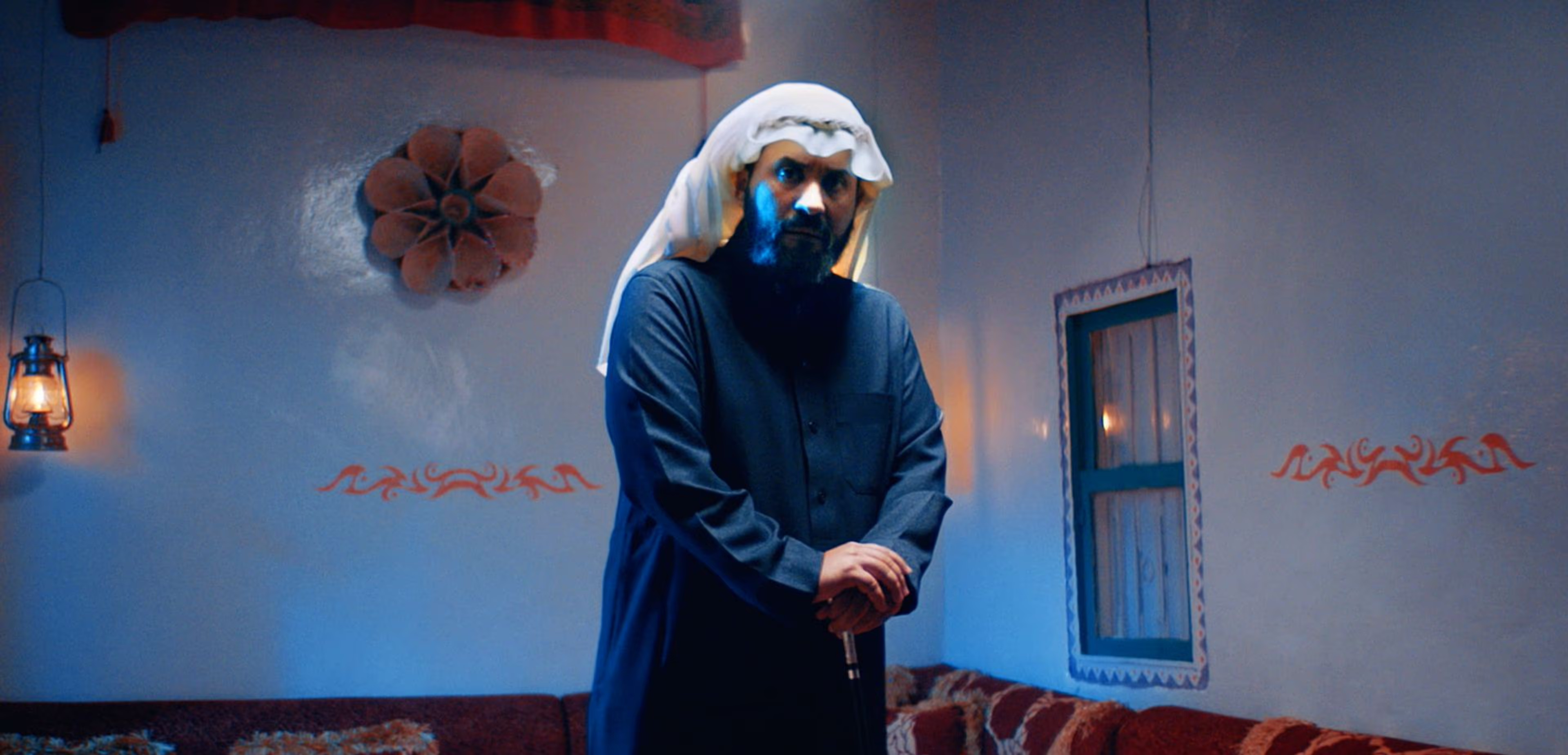 پوستر أم القلايد | مادر گردنبندها