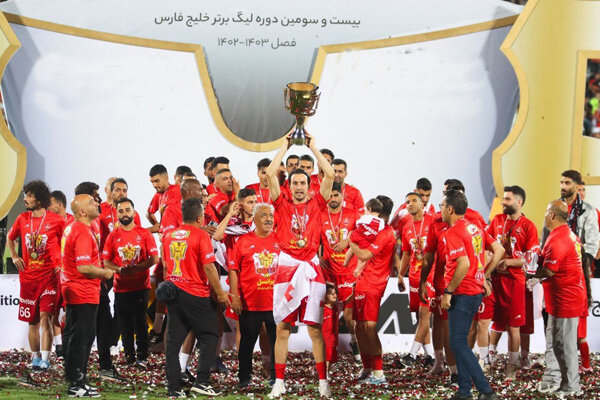 رسیدن به جام با دو دست فرمان/ پرسپولیس چگونه از استقلال سبقت گرفت