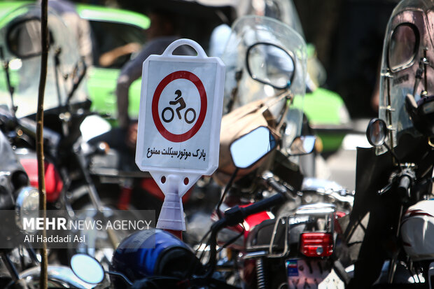 با وجود اینکه خیلی از شهروندان برای عبور و مرور عابرین از تابلو پارک کردن موتور سیکلت ممنوع استفاده می کنند اما باز شاهد پارک موتور سیکلت ها در فضاهای گوناگون هستیم 