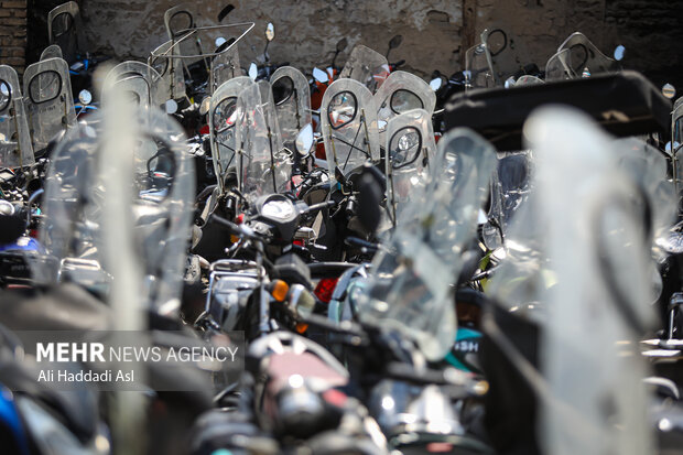 با وجود اینکه خیلی از شهروندان برای عبور و مرور عابرین از تابلو پارک کردن موتور سیکلت ممنوع استفاده می کنند اما باز شاهد پارک موتور سیکلت ها در فضاهای گوناگون هستیم 