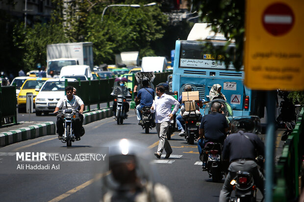 عبور موتور سواران از خط ویژه سبب ترافیک های زیادی در شهر می شود