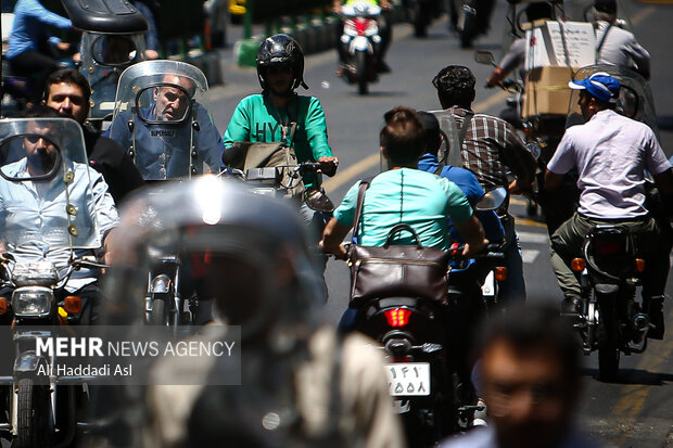 عدم توجه به مسیر و عبور و مرور غیر مجاز به تکرار در میان موتور سواران دیده می شود