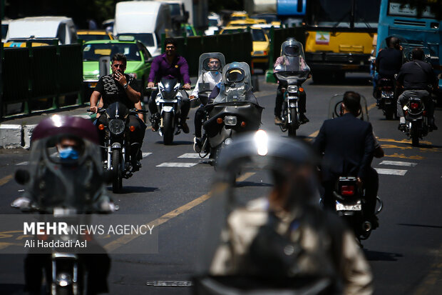 عبور موتور سواران از خط ویژه سبب ترافیک های زیادی در شهر می شود