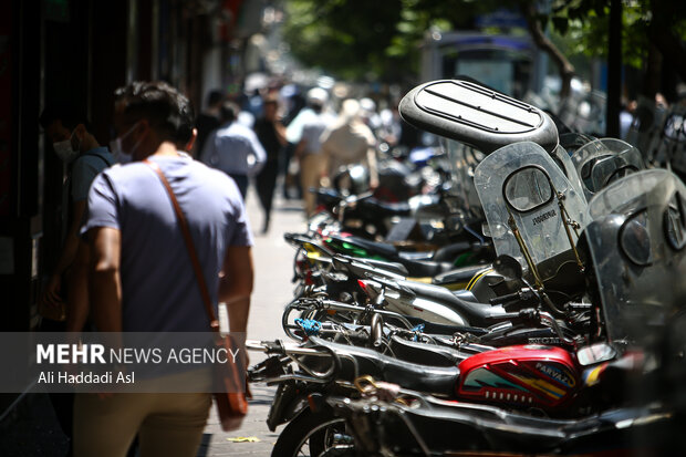 با وجود اینکه خیلی از شهروندان برای عبور و مرور عابرین از تابلو پارک کردن موتور سیکلت ممنوع استفاده می کنند اما باز شاهد پارک موتور سیکلت ها در فضاهای گوناگون هستیم 