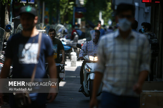 گذر راکبان موتور سیکلت از پیاده رو سبب وحشت کیق و موبایل قاپی را میان شهروندان بیشتر می کند
