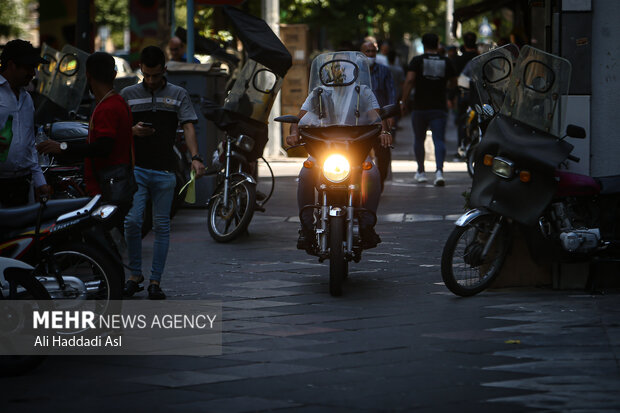 گذر راکبان موتور سیکلت از پیاده رو سبب وحشت کیق و موبایل قاپی را میان شهروندان بیشتر می کند