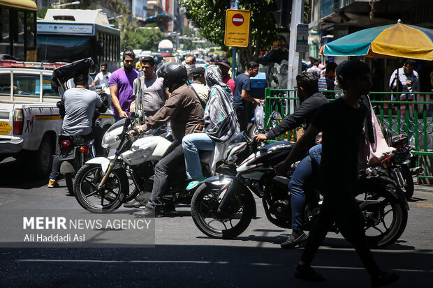 عبور از چراغ قرمز و سخت کردن راه تردد عابران یکی از معضلات این روزهای موتور سواران است
