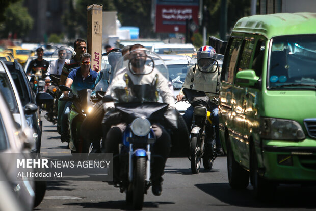 عبور از سمت راست خیابان توسط موتور سواران سبب شده تا رانندگان تاکسی با خسارات بسیار روبرو شوند