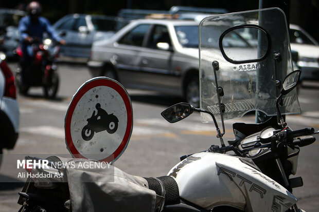 با وجود اینکه خیلی از شهروندان برای عبور و مرور عابرین از تابلو پارک کردن موتور سیکلت ممنوع استفاده می کنند اما باز شاهد پارک موتور سیکلت ها در فضاهای گوناگون هستیم 