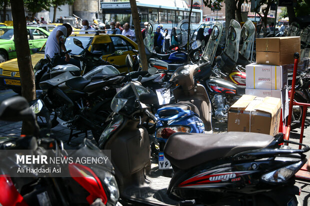 با وجود اینکه خیلی از شهروندان برای عبور و مرور عابرین از تابلو پارک کردن موتور سیکلت ممنوع استفاده می کنند اما باز شاهد پارک موتور سیکلت ها در فضاهای گوناگون هستیم 