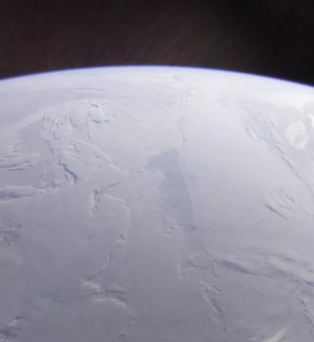 میدان الکتریکی زمین با گرانش مقابله میکند و ذرات را به فضا میبرد. اما ما قبلا هرگز نتوانستیم آن را اندازهگیری کنیم.