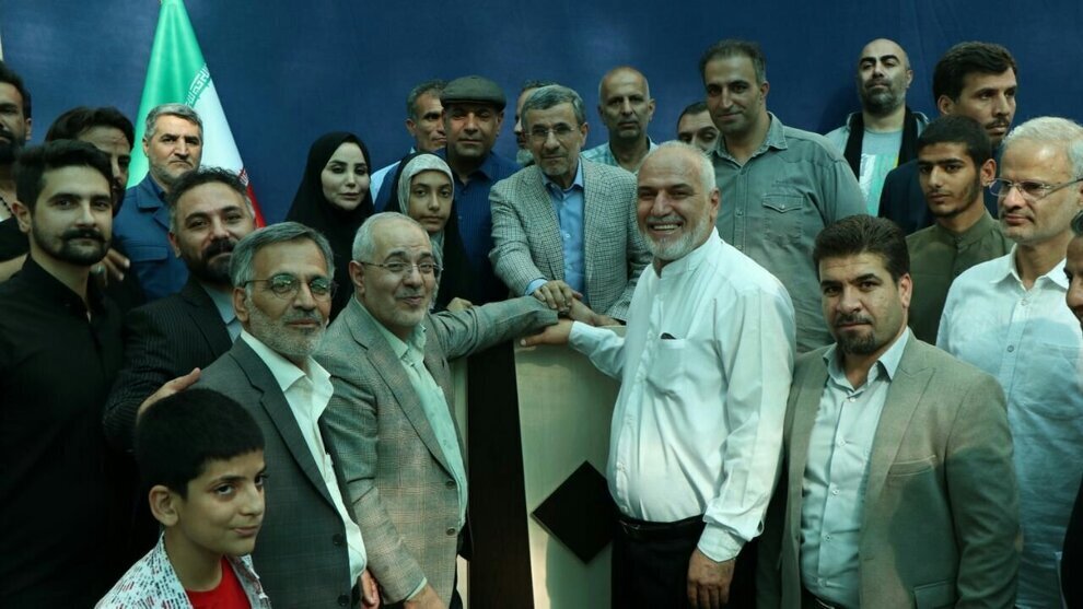 عکس: چهره جدید از احمدی نژاد در یک گردهمایی