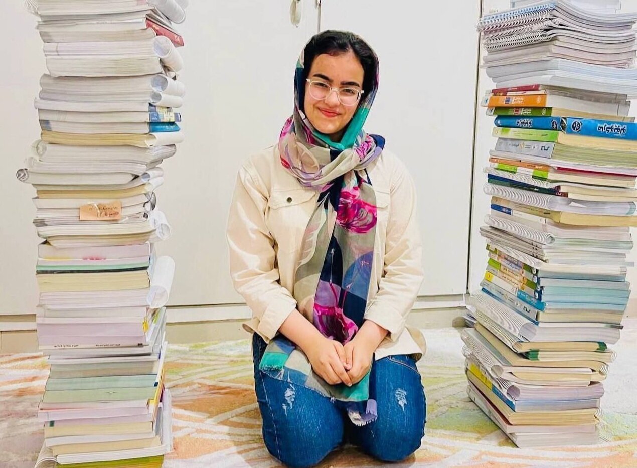 رتبه یک کنکور تجربی: از تلگرام متوجه رتبهام شدم/ کسانیکه مهاجرت میکنند را قضاوت نمیکنم/ تاثیر قطعی معدل کنکور را سخت کرده/فوتبالی نیستم