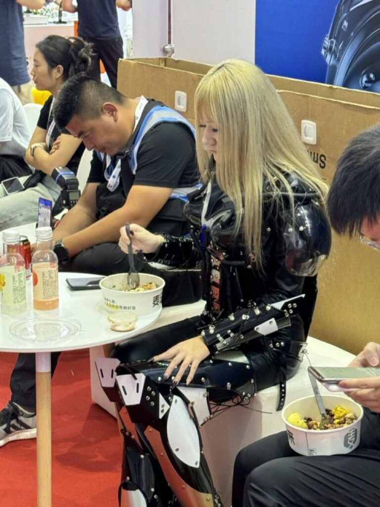 زن واقعی در پوشش ربات در کنفرانس ربات 2024 پکن