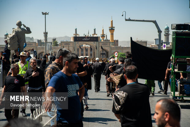 عزاداری زائران و مجاوران رضوی در آستانه شهادت امام رضا(ع)