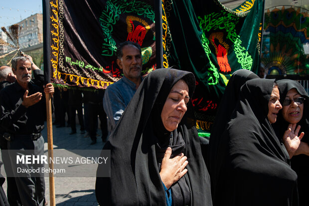 عزاداری زائران و مجاوران رضوی در آستانه شهادت امام رضا(ع)