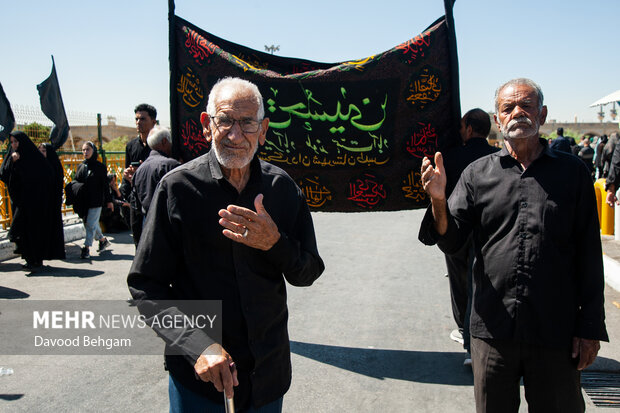 عزاداری زائران و مجاوران رضوی در آستانه شهادت امام رضا(ع)