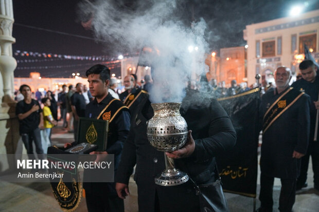 لاله گردانی شام غریبان شهادت امام رضا(ع) در حرم حضرت شاهچراغ(ع) شیراز