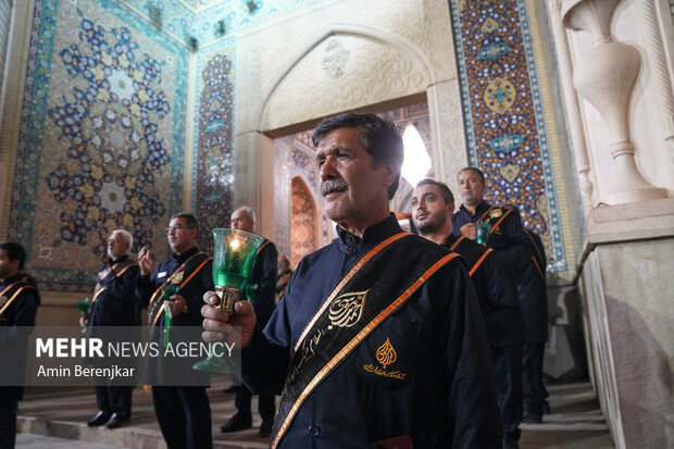 لاله گردانی شام غریبان شهادت امام رضا(ع) در حرم حضرت شاهچراغ(ع) شیراز