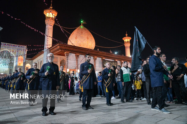 لاله گردانی شام غریبان شهادت امام رضا(ع) در حرم حضرت شاهچراغ(ع) شیراز