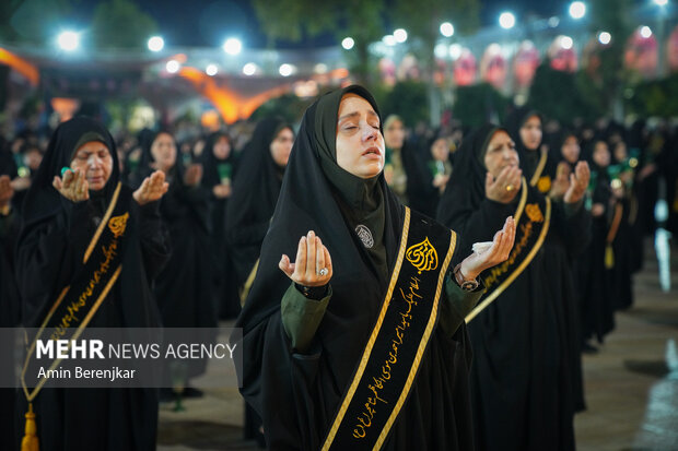 لاله گردانی شام غریبان شهادت امام رضا(ع) در حرم حضرت شاهچراغ(ع) شیراز