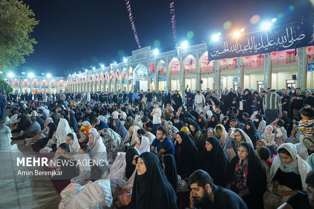 لاله گردانی شام غریبان شهادت امام رضا(ع) در حرم حضرت شاهچراغ(ع) شیراز