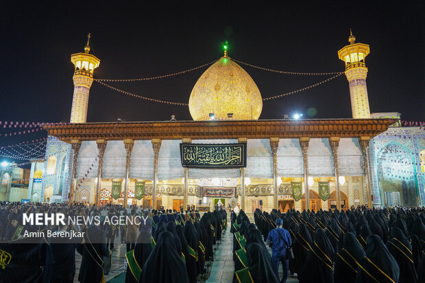 لاله گردانی شام غریبان شهادت امام رضا(ع) در حرم حضرت شاهچراغ(ع) شیراز