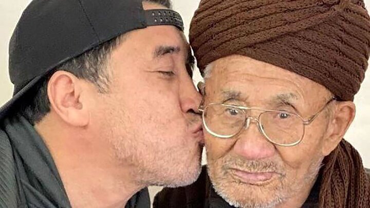 خداداد عزیزی در سوگ پدر عزادار شد خداداد عزیزی در سوگ پدر عزادار شد