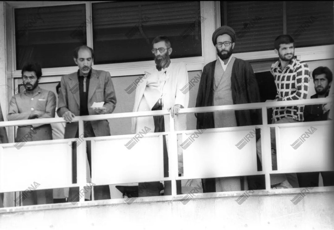 (عکس) گذر تاریخ / ملاقات جمعی از مردم با آیت الله خامنهای در بیمارستان قلب تهران (عکس) گذر تاریخ / ملاقات جمعی از مردم با آیت الله خامنهای در بیمارستان قلب تهران