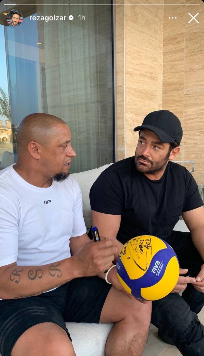 عکس: امضای یک توپ توسط روبرتو کارلوس  و محمدرضا گلزار