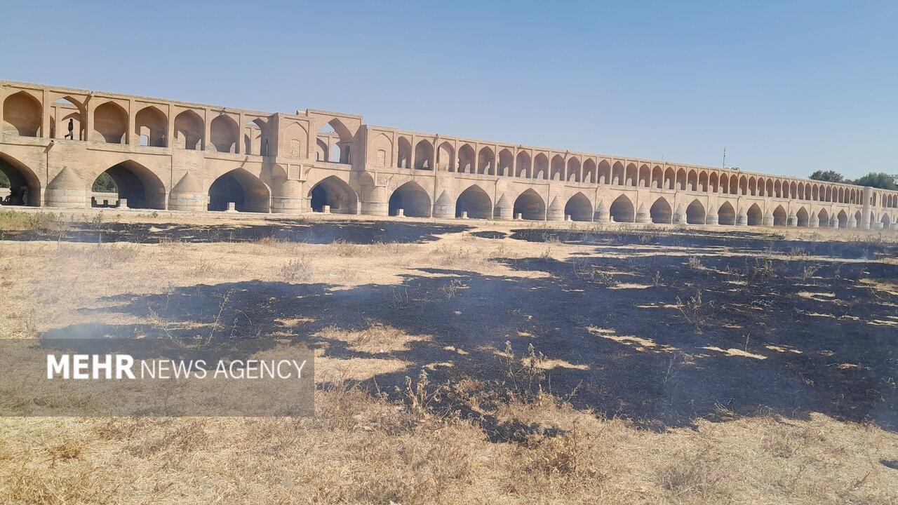 رودخانه زایندهرود در آتش میسوزد رودخانه زایندهرود در آتش میسوزد
