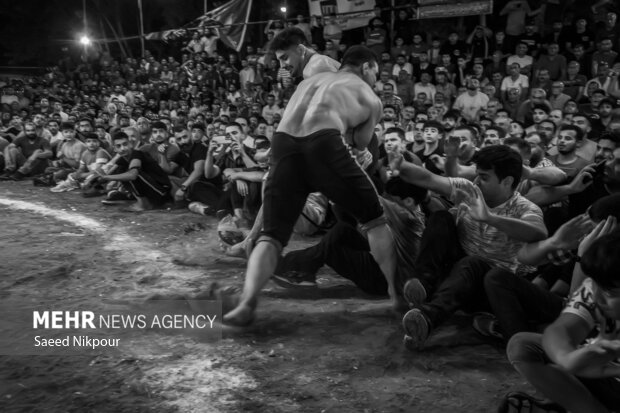 کُشتی‌گیران می‌توانند با خاک کردن حریفان در خارج از محدوده زمین، پیروز رقابت شوند.
