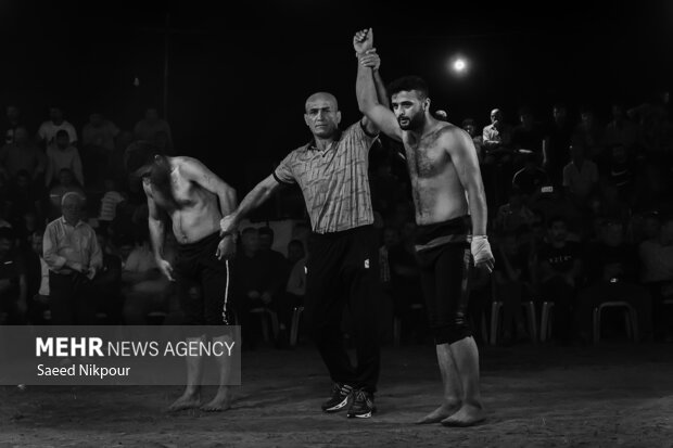 پس از پیروزی کُشتی‌گیر، داور دست او را به عنوان فرد برنده بالا می‌گیرد. اگر کُشتی‌گیر در طول مسابقات مقام اول را کسب کند به عنوان سر پهلوان مشخص می‌شود.