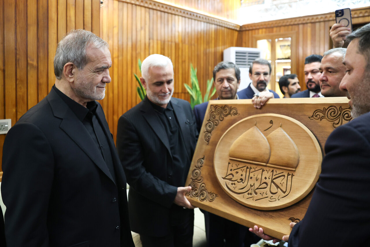 زیارت رئیس جمهور از حرم مطهر امام موسی بن جعفر و امام جواد (ع)