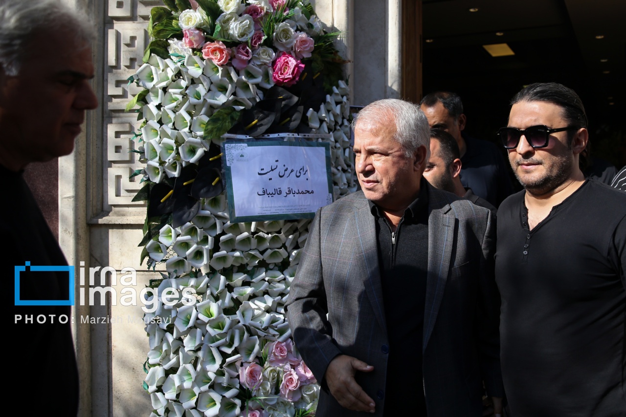 تصویری از تاج گل ارسالی قالیباف برای خداداد عزیزی تصویری از تاج گل ارسالی قالیباف برای خداداد عزیزی