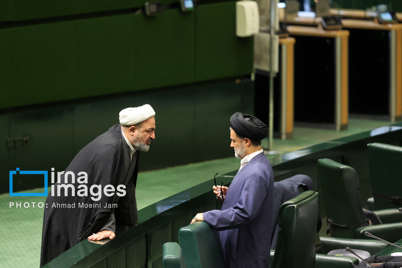 گپ و گفت خصوصی امیرحسین ثابتی با آقاتهرانی/ خندههای آتش زننده برجام در صحن علنی/ تندروها در مجلس چه می کنند؟