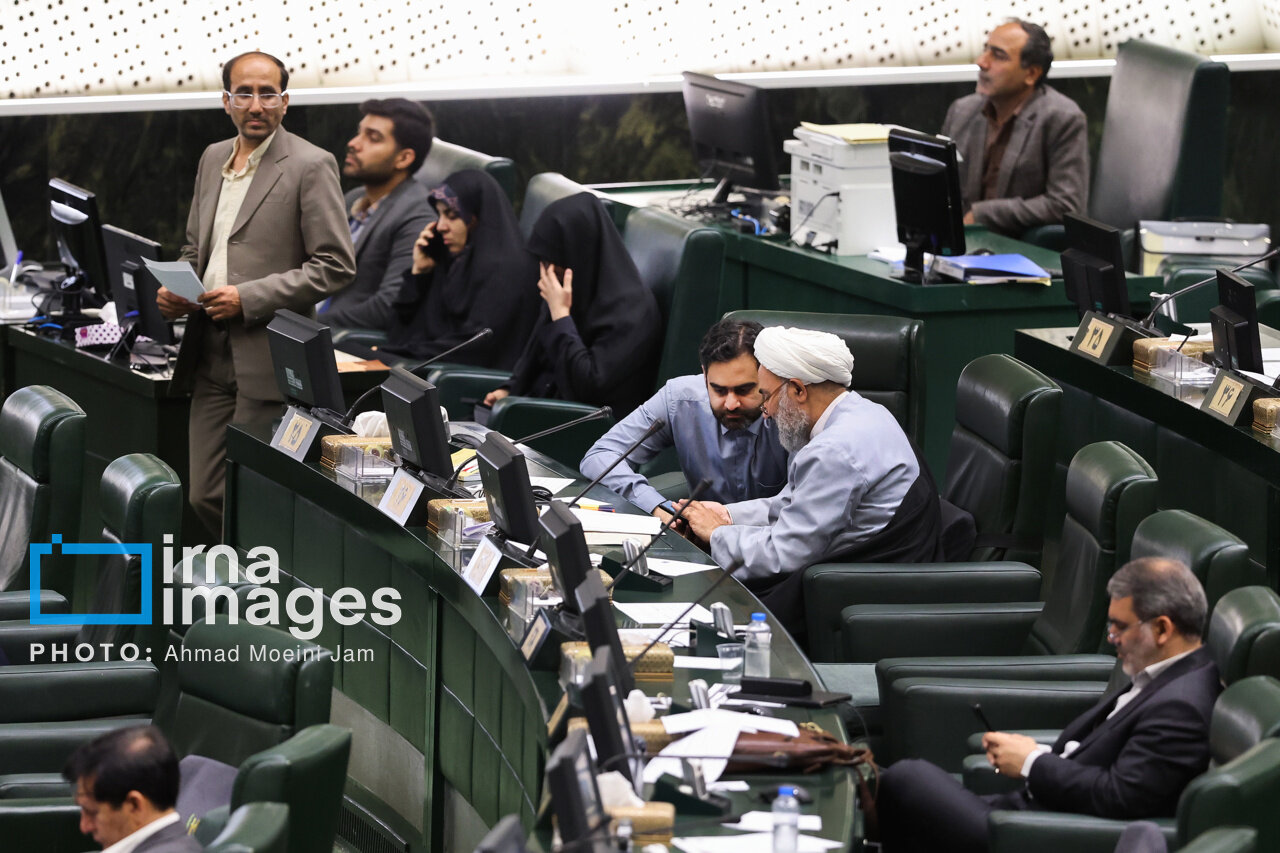 گپ و گفت خصوصی امیرحسین ثابتی با آقاتهرانی/ خندههای آتش زننده برجام در صحن علنی/ تندروها در مجلس چه می کنند؟