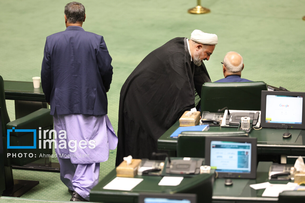 گپ و گفت خصوصی امیرحسین ثابتی با آقاتهرانی/ خندههای آتش زننده برجام در صحن علنی/ تندروها در مجلس چه می کنند؟