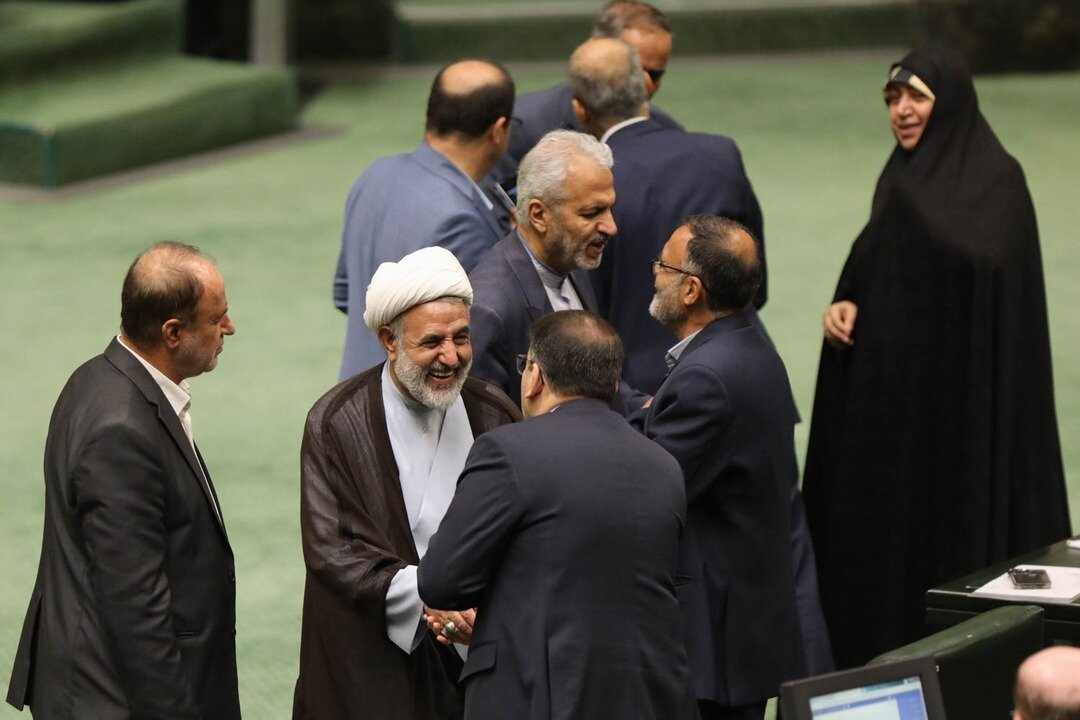 گپ و گفت خصوصی امیرحسین ثابتی با آقاتهرانی/ خندههای آتش زننده برجام در صحن علنی/ تندروها در مجلس چه می کنند؟